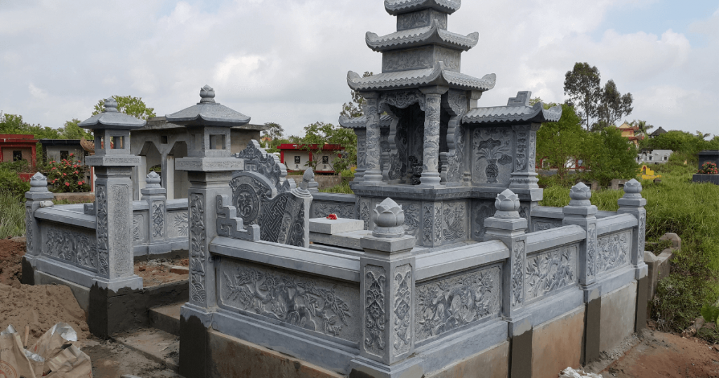 lan can tứ quý làm quanh khu lăng mộ đá